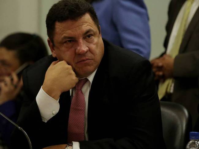 Defensa de senador Miguel Pinto dice que lo confunden con un homónimo