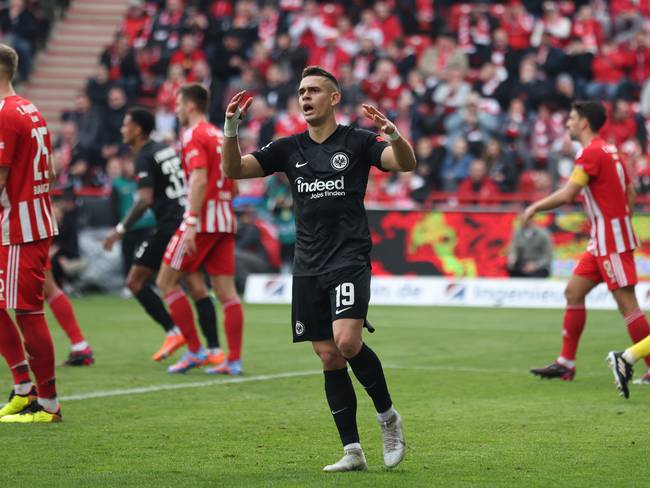 Rafael Santos Borré fue titular con el Eintracht Frankfurt. (Photo by Maja Hitij/Getty Images)