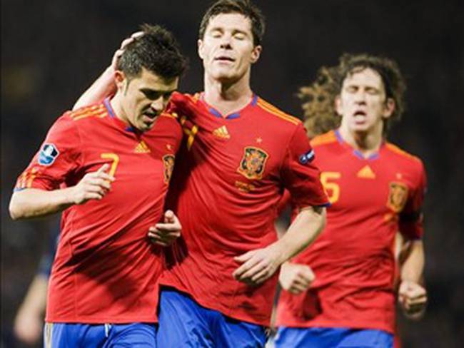 David Villa iguala recorde de Raúl, e Espanha sofre para vencer a Escócia