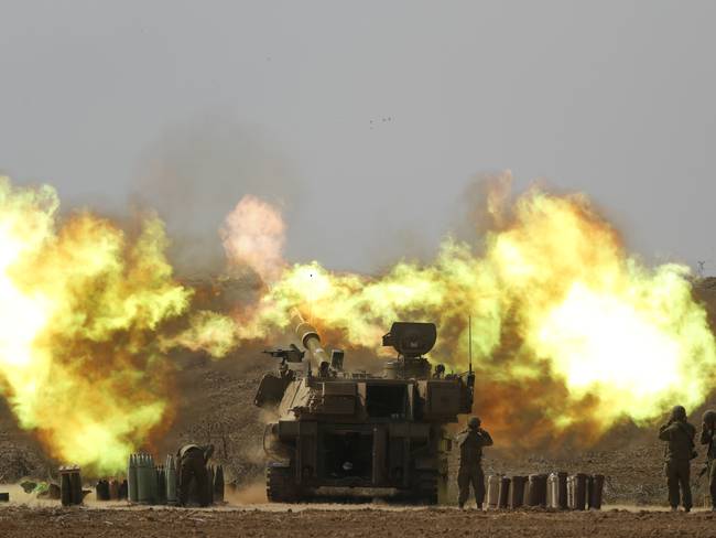 FOTOGALERÍA, 3 DE 30 - SUR DE ISRAEL, 06/11/2023.- Una unidad de artillería del Ejército israelí dispara contra Gaza, el 11 de octubre. Un mes después del estallido de la guerra entre Israel y Hamás el número de muertos supera ya los 11.000 - de ellos 4.000 niños gazatíes -, a lo que hay que añadir 241 rehenes israelíes, casi 30.000 heridos, 1.700.000 desplazados, una franja de Gaza partida en dos y devastada por los bombardeos y una ayuda de la comunidad internacional que llega a cuentagotas.EFE/ Atef Safadi