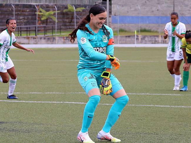 Katherine Tapia, la primera arquera en anotar gol en el fútbol colombiano