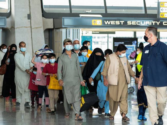 Evacuados afganos llegan de Kabul al Aeropuerto Internacional Dulles, en Virginia.