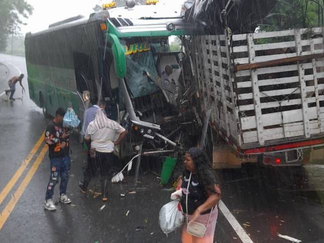 Choque entre bus y camión en Urabá- foto Denuncias Antioquia