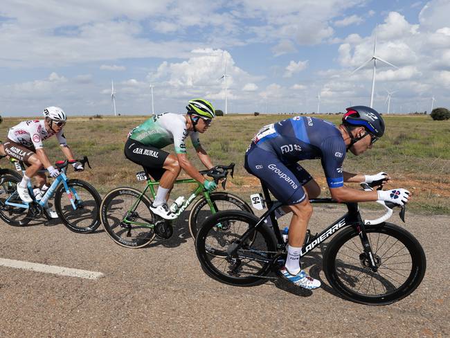 El pelotón de los escapados durante la decimonovena etapa de la Vuelta Ciclista a España disputada este viernes entre La Bañeza e Íscar, de 177,5 km de recorrido. EFE/ Manu Bruque