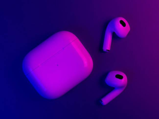 Apple recibe demanda por daños en los oídos de un menor que usaba AirPods