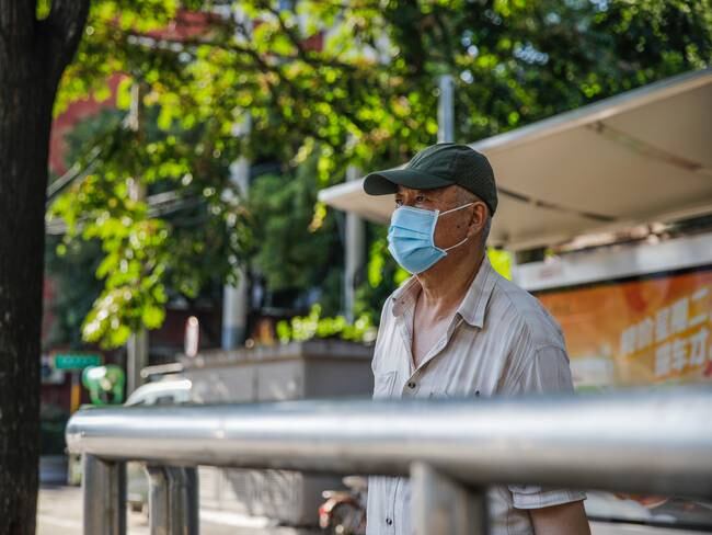 Beijing (China), 21/08/2023.- An elderly man wearing a face mask waits for bus, in Beijing, China, 21 August 2023.The EG.5 substrain of the Omicron variant has became the most prominent source of COVID-19 infections across China, as the number of infections caused by EG.5 has risen to 71.6 percent in August from just 0.6 percent in the month previously, said the Chinese Center for Disease Control and Prevention on 19 August. EFE/EPA/WU HAO