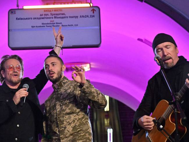 Bono interpretando Stand by Me junto a un soldado en Kiev