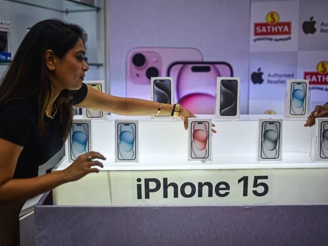 Chennai (India), 22/09/2023.- A woman checks Apple&#039;s latest lineup of iPhone 15 series displayed for sale, at an electronics store, in Chennai, India, 22 September 2023. Apple has now made available to consumers its latest lineup of iPhone 15 series which are the iPhone 15, Plus, Pro, and Pro Max in India and other countries. EFE/EPA/IDREES MOHAMMED