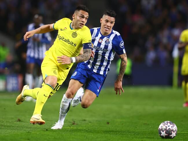 PORTO, PORTUGAL - MARCH 14:  Lautaro Martinez of FC Internazionale competes with Mateus Uribe of FC Porto during the UEFA Champions League round of 16 leg two match between FC Porto and FC Internazionale at Estadio do Dragao on March 14, 2023 in Porto, Portugal. (Photo by Chris Brunskill/Fantasista/Getty Images)