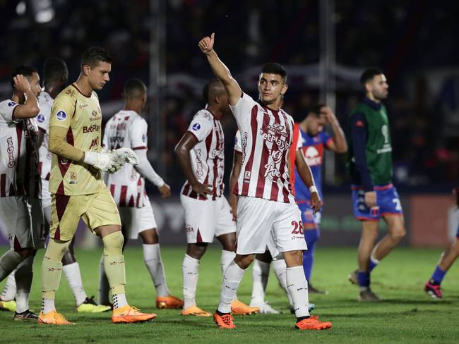 Los jugadores del Deportes Tolima al final del encuentro ante Tigre. (Photo by ALEJANDRO PAGNI/AFP via Getty Images)