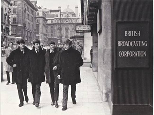 The Beatles en la entrada de los estudios de la BBC. Foto: Rolling Stone
