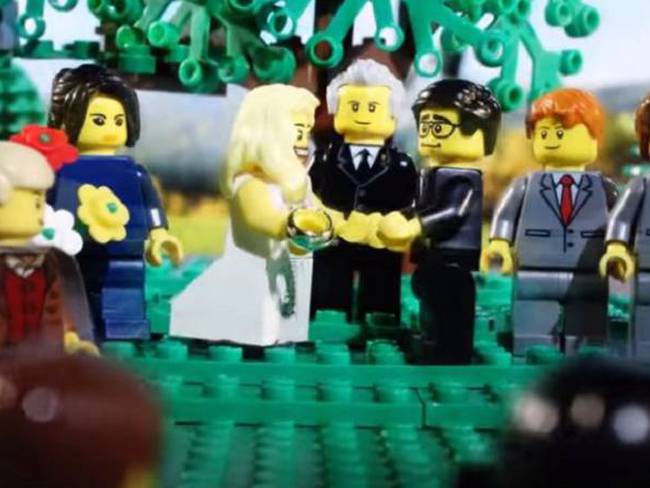 Con un video en Lego, novio recrea la historia de amor de su matrimonio