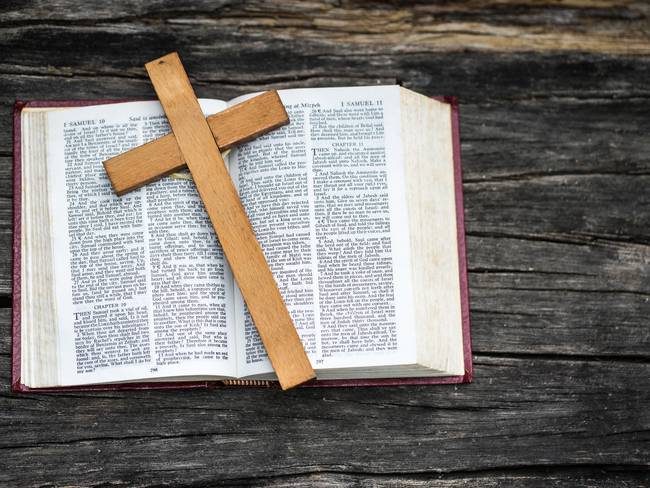 Biblia con santa cruz (Getty Images)