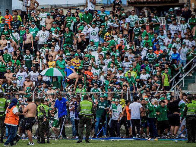 Invasión de los hinchas del Deportivo Cali al campo dele stadio Doce de Octubre en Tuluá / FOTO: STR/AFP via Getty Images