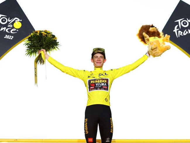 Jonas Vingegaard celebra en el podio del Tour de Francia su título.