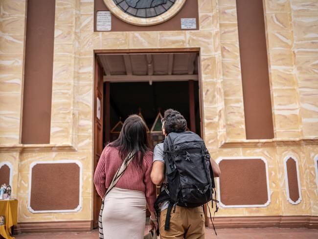 Pareja de turistas conociendo una iglesia en Boyacá (Getty Images)