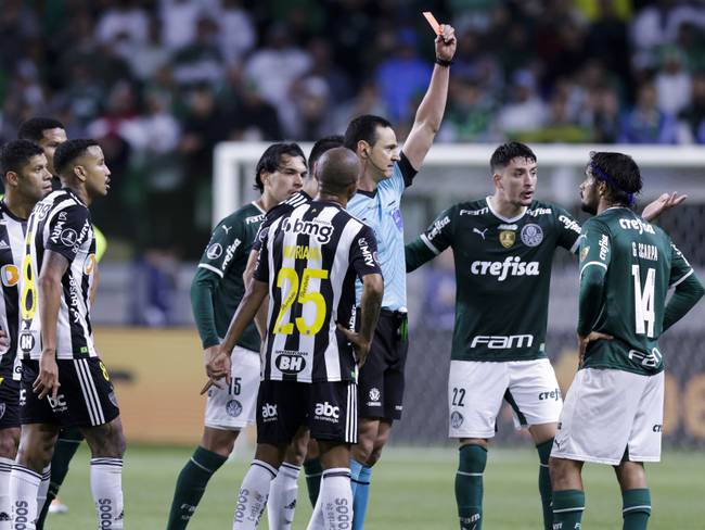 Wilmar Roldán muestra la cartulina roja a Gustavo Scarpa en Palmeiras.