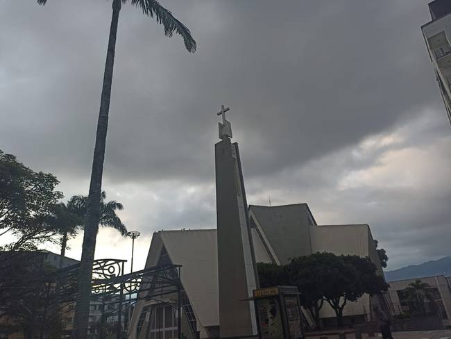Días de cielo nublado en Armenia, al fondo la Catedral Inmaculada Concepción en la plaza de Bolívar