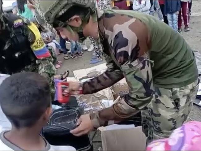 El gobernador de Antioquia, Aníbal Gaviria, denunció que grupos armados están adoctrinando niños en el departamento. Foto: Captura tomada del video que circula en redes sociales.