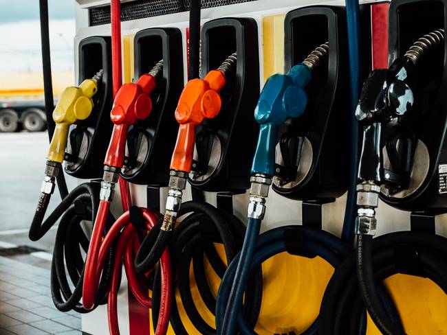 Qué pasa si se mezcla gasolina extra y corriente - Getty Images