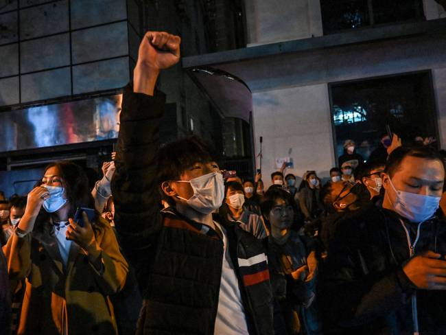 Protestas en Shanghai rechazadno las políticas &quot;cero Covid&quot; impuestas por el gobierno chino. 
(Photo by HECTOR RETAMAL/AFP via Getty Images)