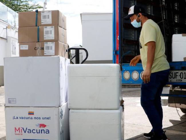 Vacunas de Pfizer y AztraZeneca fueron entregadas a los municipios