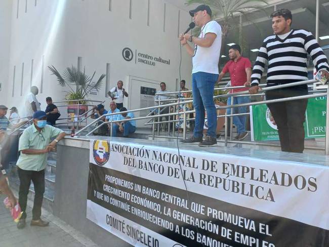 La protesta de Anebre en Sincelejo llamó la atención de ciudadanos que extrañan los servicios del Banco. Foto/Caracol Radio