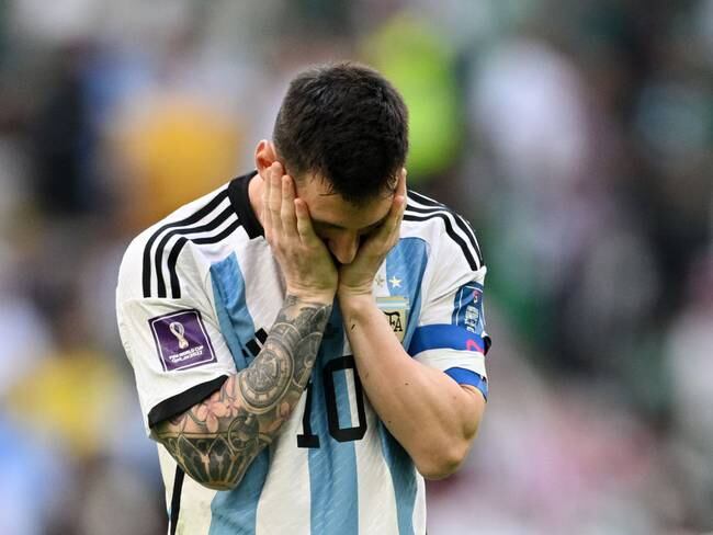 El delantero argentino, Lionel Messi, se lamenta por la derrota de su equipo en el debut en el mundial de Qatar / Getty Images