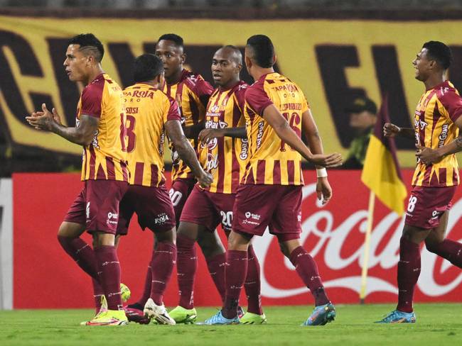 Deportes Tolima celebra la anotación de Junior Hernández ante Juior de Barranquilla (Photo by RAUL ARBOLEDA/AFP via Getty Images)