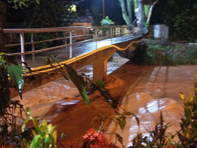 Fuertes lluvias generan desbordamiento de quebrada en Melgar, Tolima.