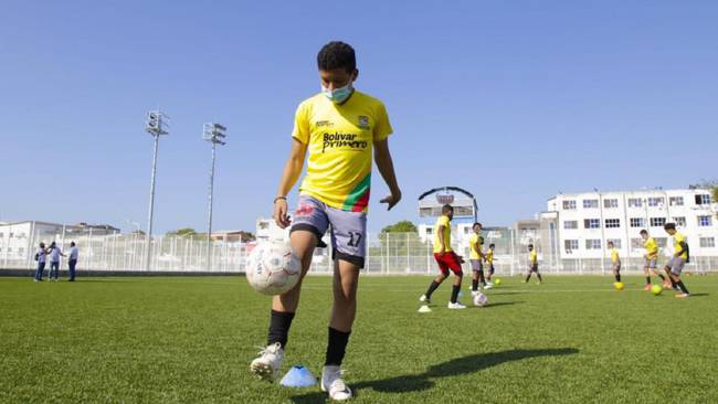 Jóvenes en entrenamientos de fútbol en Cartagena