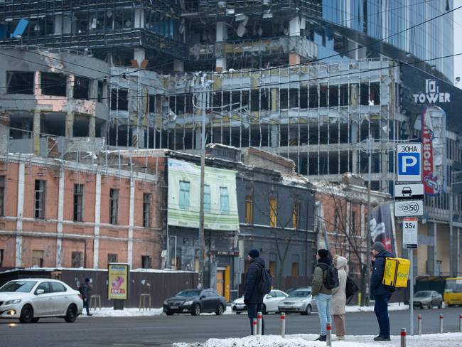 Día a día en Kiev (Ucrania) en medio de edificios destruidos por bombardeos.
(Foto: Oleksii Chumachenko/Anadolu Agency via Getty Images)