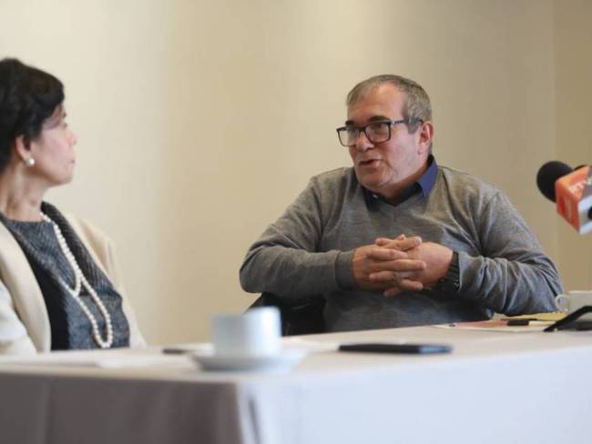 Rodrigo Londoño, ex jefe de las Farc y Bertha Lucía Fríes, representante de víctimas conversan sobre reconciliación | Cortesía: Alejandro Niño