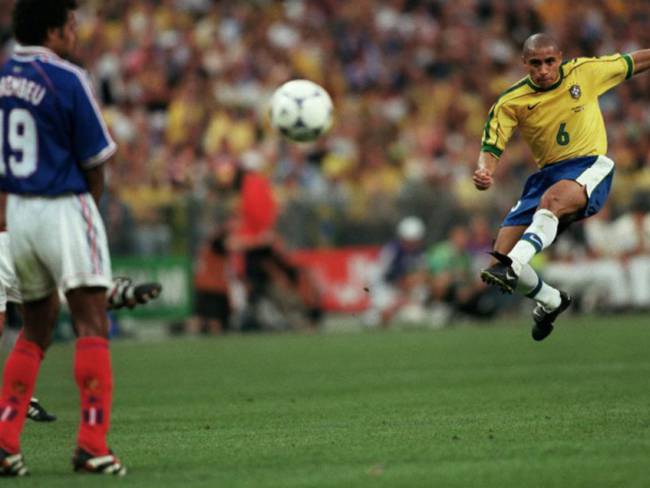 Roberto Carlos quiso emular su mítico tiro libre ante Francia... esto fue lo que pasó
