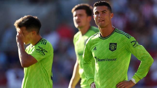 Cristiano Ronaldo se lamenta incrédulo, tras uno de los cuatro goles del Brentford.