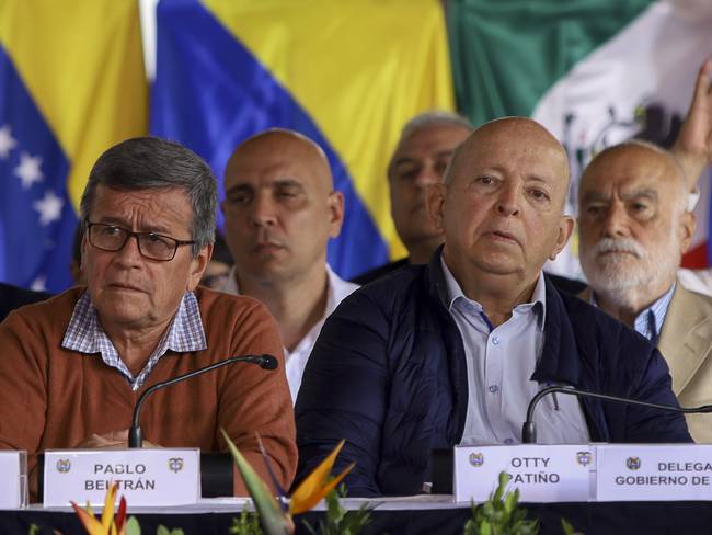 Los jefes negociadores del ELN, Pablo Beltrán (izq), y del gobierno colombiano, Otty Patiño (der). 
(Foto: Pedro Rances Mattey/Anadolu Agency via Getty Images)