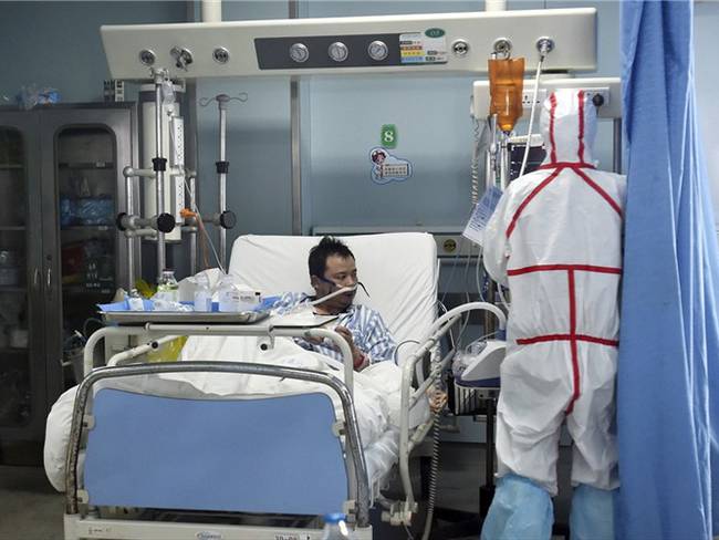 Un trabajador médico monitorea a un paciente infectado con la gripe aviar . Foto: Associated Press - AP