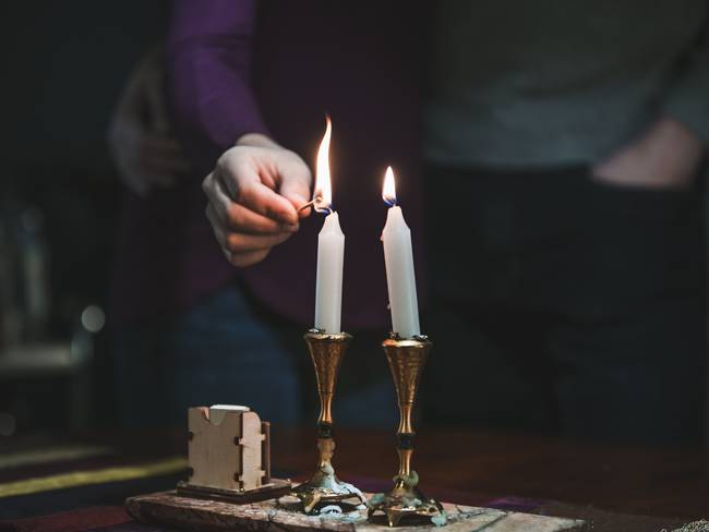 ¿Por qué no se debe soplar una vela? Estas son las maneras correctas de apagarlas // Getty Images