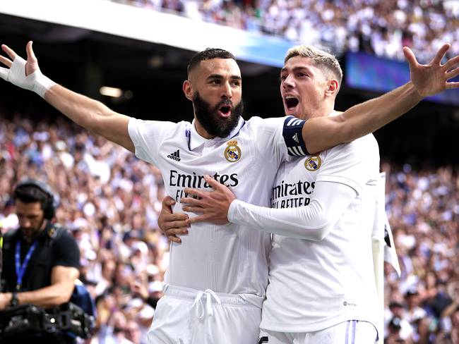 MADRID, SPAIN - OCTOBER 16: Karim Benzema of Real Madrid celebrates after scoring their side&#039;s first goal with his teammate Federico Valverde during the LaLiga Santander match between Real Madrid CF and FC Barcelona at Estadio Santiago Bernabeu on October 16, 2022 in Madrid, Spain. (Photo by Silvestre Szpylma/Quality Sport Images/Getty Images)