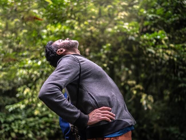 Hombre experimentando dolor de espalda en la espalda (Getty Images)