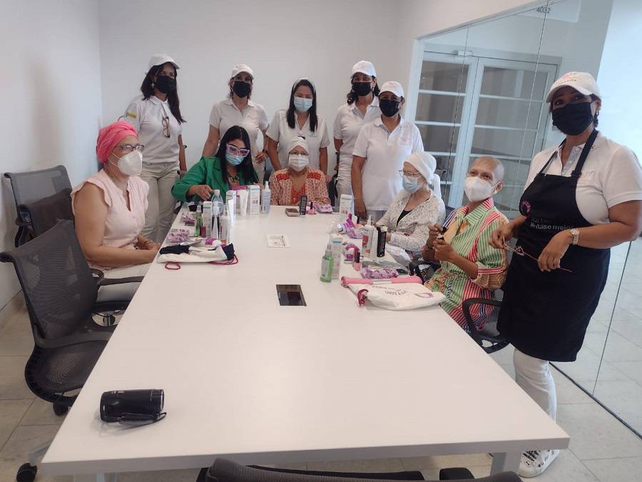 Hospital Serena del Mar lideró taller de auto maquillaje para pacientes oncológicas