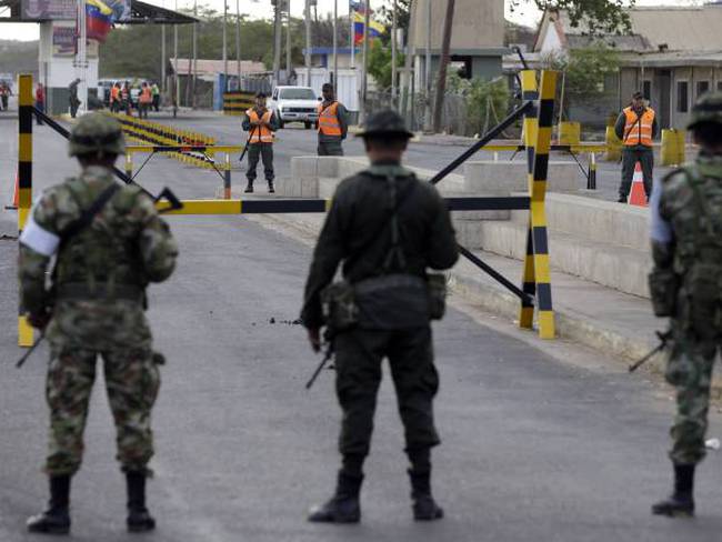 Militares de guardia en la frontera entre Colombia y Venezuela