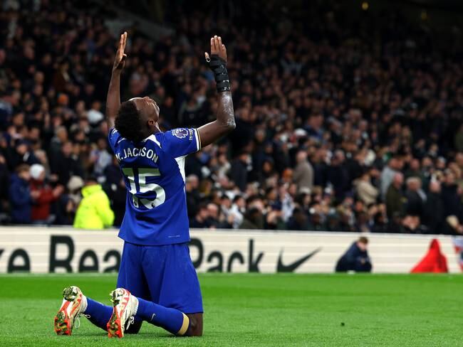Nicolas Jackson celebra su triplete de goles con Chelsea vs Tottenham