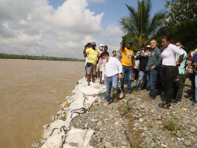 Con maquinaria se construye jarillón para mitigar inundación en Pavarandocito en Mutatá