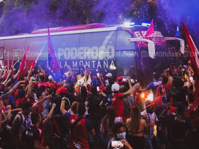 Hinchas de Independiente Medellín en aglomeraciones a la salida del bus.