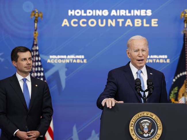 Biden busca mayor compensación para pasajeros por retrasos y cancelaciones de vuelos