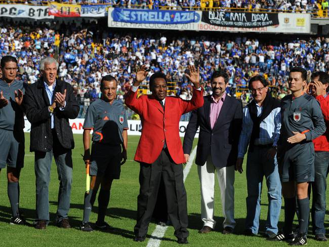 Pelé visitó El Campín en 2010. AFP PHOTO/Eitan Abramovich (Photo by Eitan ABRAMOVICH / AFP) (Photo by EITAN ABRAMOVICH/AFP via Getty Images)