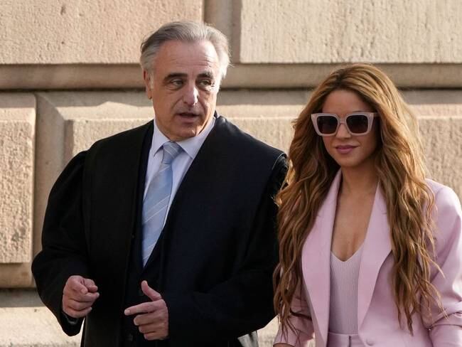 La cantante colombiana Shakira junto a su abogado Pau Molins / Foto: Pau BARRENA / AFP) via Getty Images)