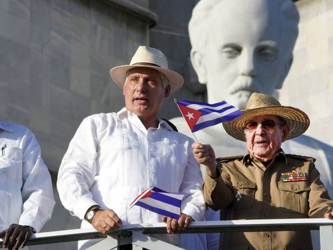Miguel Díaz-Canel junto a Raúl Castro.
