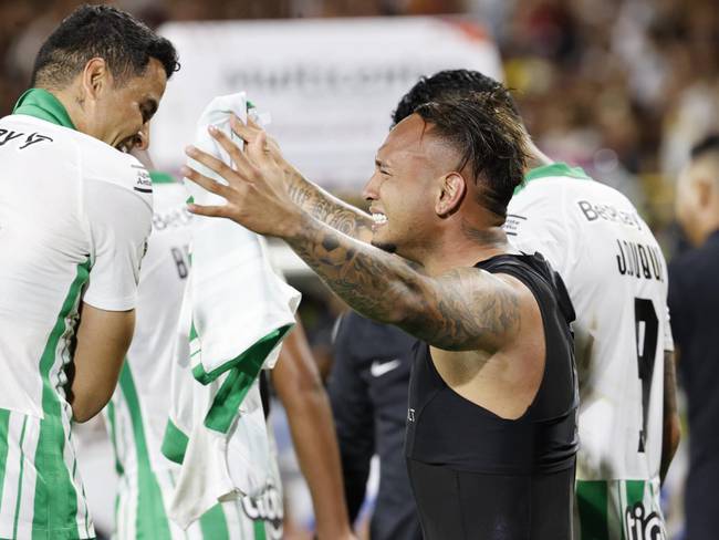 Giovanni Moreno festeja con Jarlan Barrera, autor del gol del título para Nacional.